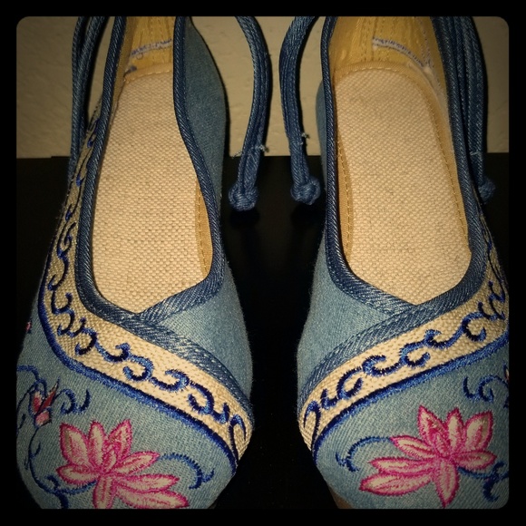 NWOT Embroidered wedges - Picture 1 of 4